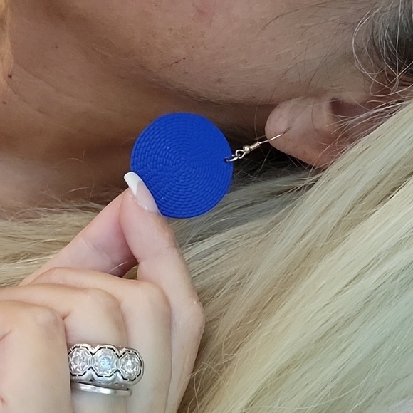 TEXTURED DISC DROP EARRINGS - Picture 3 of 7